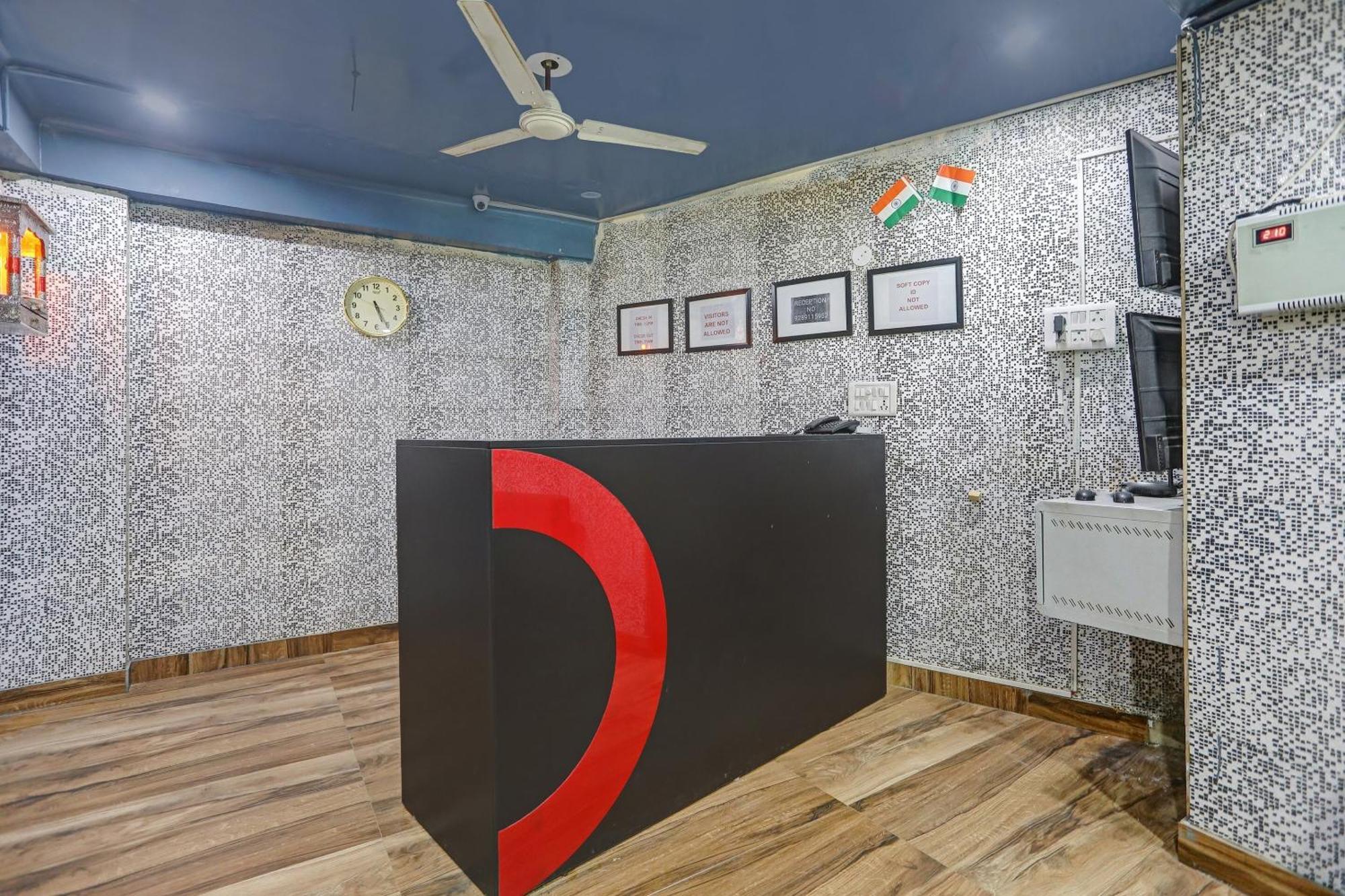 Collection O Model Town Metro View Hotel 4*