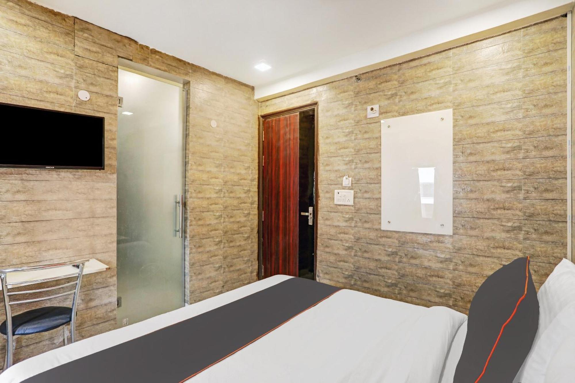 Hotel Collection O Model Town Metro View 4*